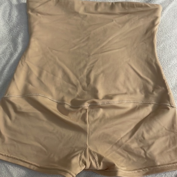 NWOT Flexees hi waist boy short leg size medium. Soft fabric. Skin tone colour. - Picture 5 of 7